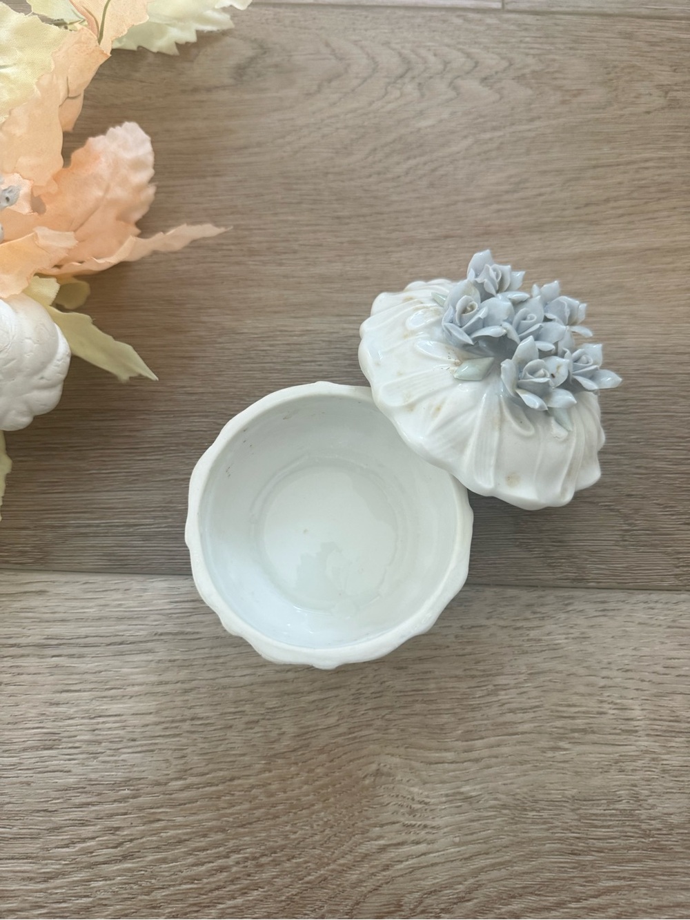 Vintage PORCELAIN ROUND TRINKET DISH W/ Applied FLOWERS ON LID white